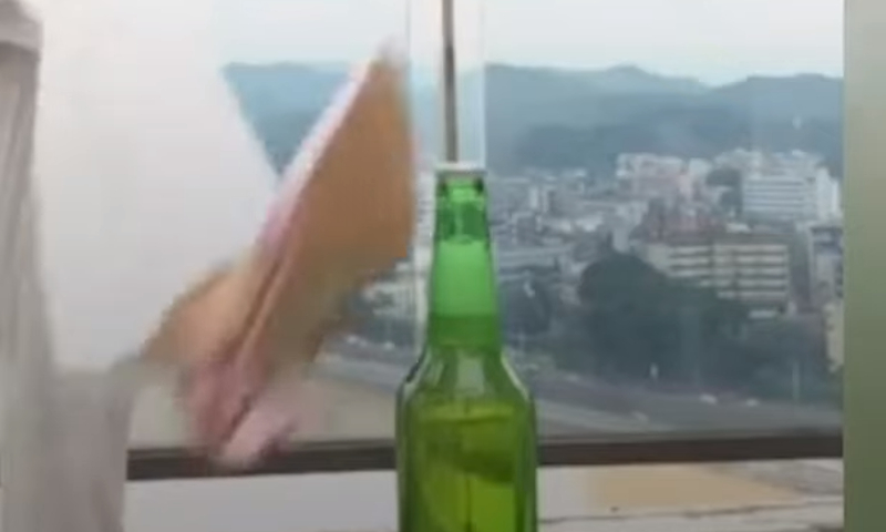 biertje open trappen met hoge hakken